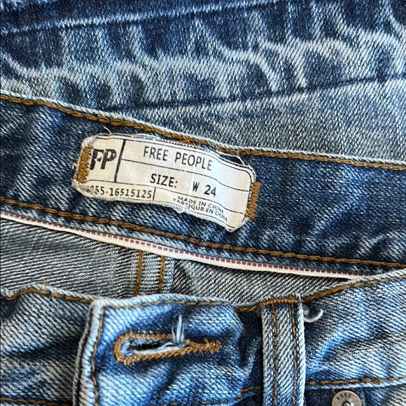 Free People Jeans Womens 24 Blue Button Fly Mid Rise Whiskered Denim Capri Pants - Picture 4 of 5